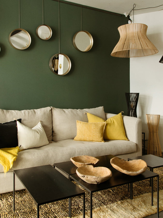 Inspiration de décoration autour d'un canapé blanc capitonné