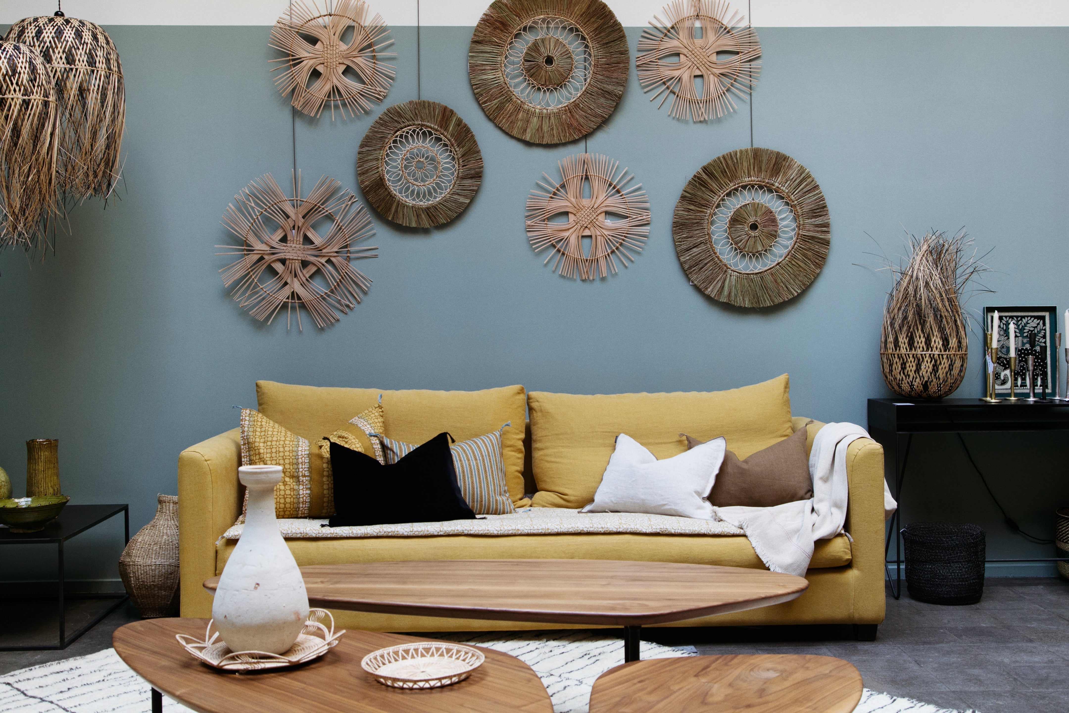 Inspiration de décoration autour d'un canapé jaune