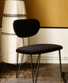 Fauteuil noir ou chaise pour bout de table avec une grande assise