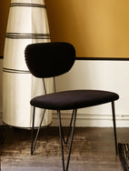 Fauteuil noir ou chaise pour bout de table avec une grande assise