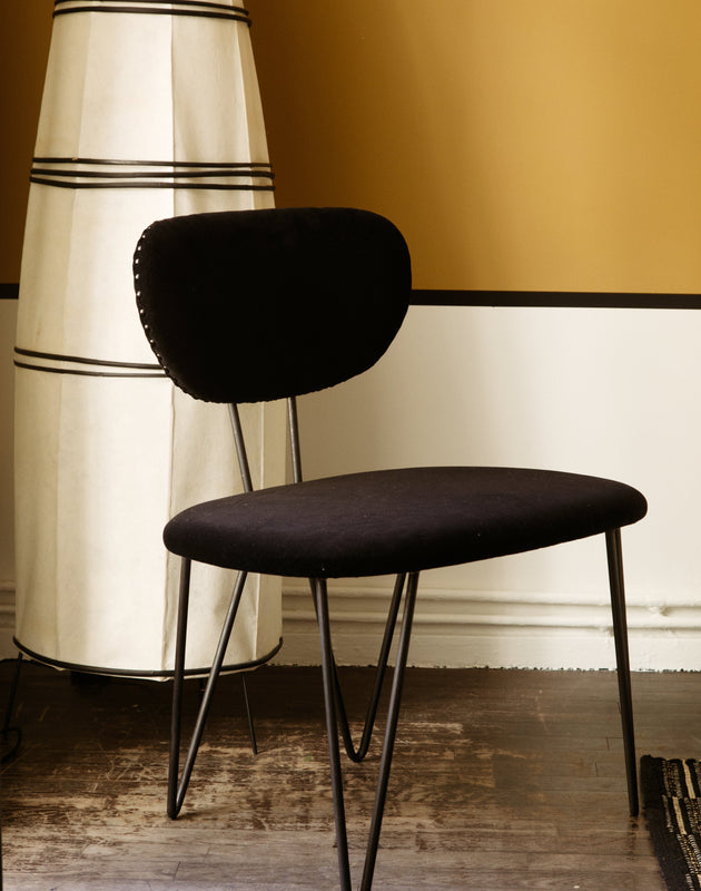 Fauteuil noir ou chaise pour bout de table avec une grande assise