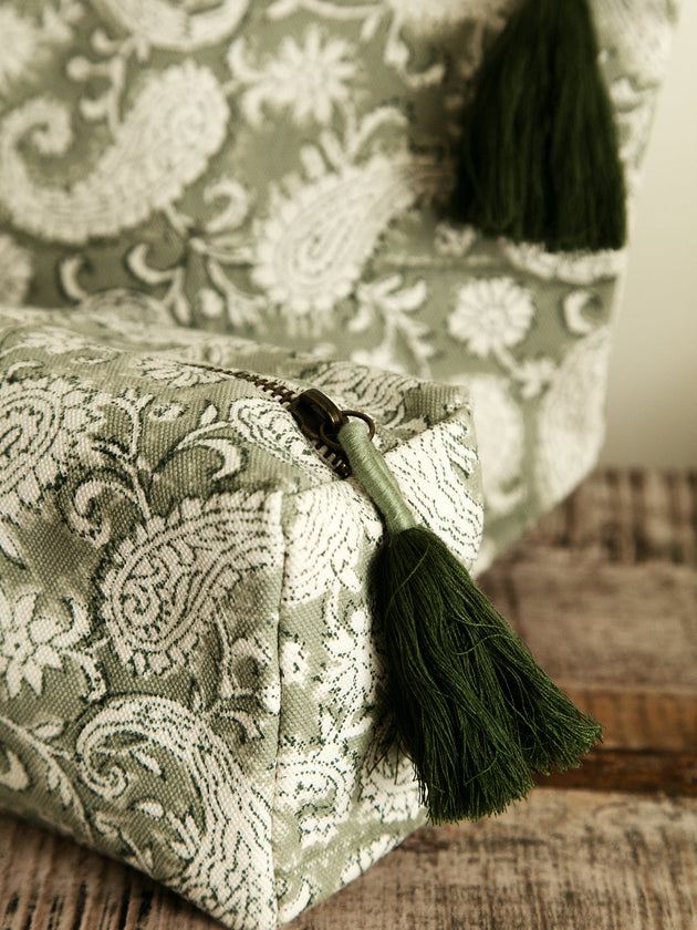 Pochette à motifs verts et pompons BADOO