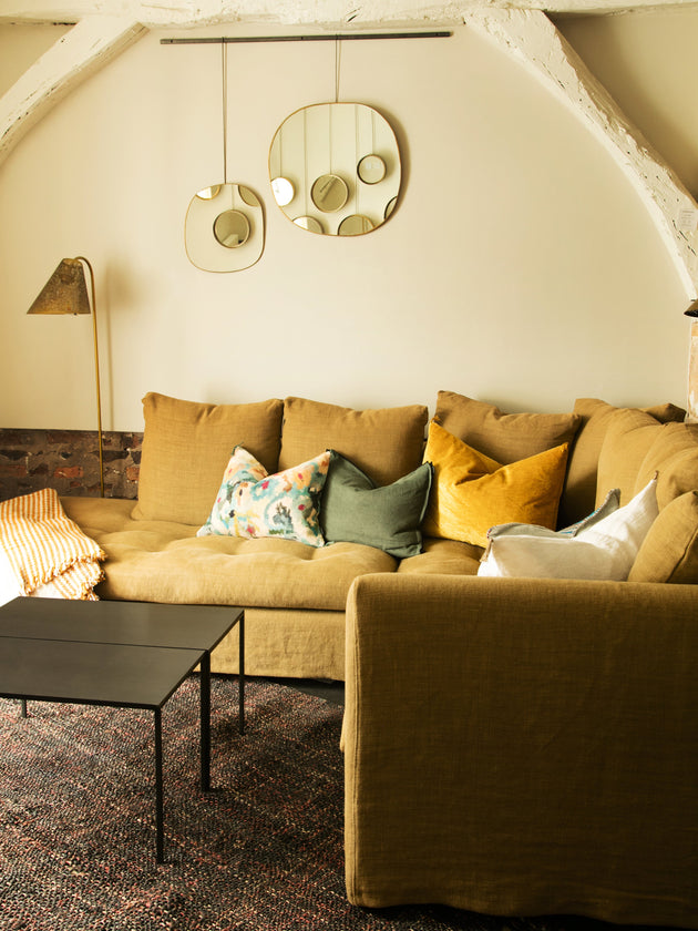 Deux miroirs fins en laiton doré Ame dans un salon