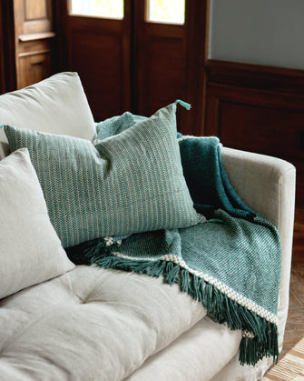 Housse de coussin Florio en coton imprimé au bloc couleur Lac dans un salon