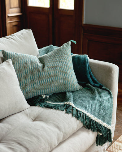 Housse de coussin Florio en coton imprimé au bloc couleur Lac dans un salon