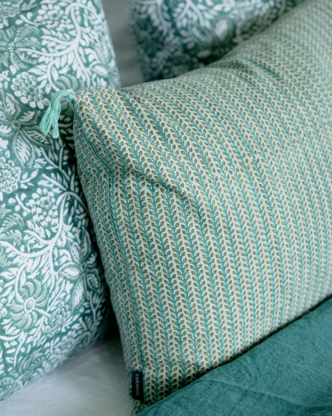 Détails des motifs de la housse de coussin Florio Lac
