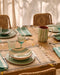 Table d'été dressée avec la vaisselle Amalfi à rayures bleues et blanches en terre cuite