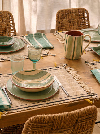 Set de table Platao couleur naturel safran avec la vaisselle Amalfi