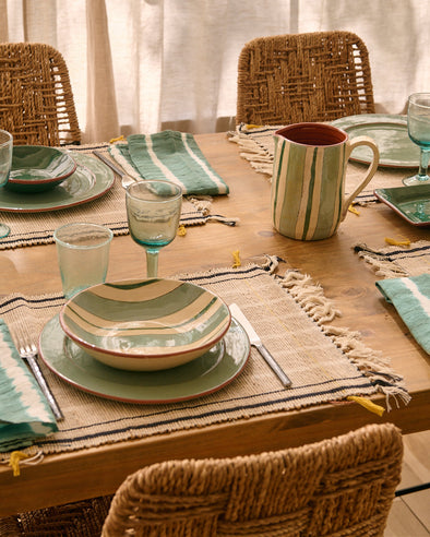 Set de table Platao couleur naturel safran avec la vaisselle Amalfi