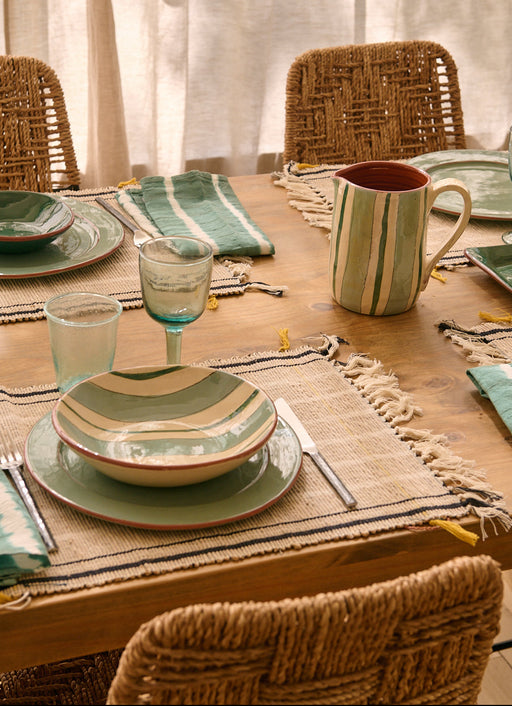 Set de table Platao couleur naturel safran avec la vaisselle Amalfi