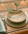 Set de table Platao et sa vaisselle Amalfi et Koterra couleur Lagon