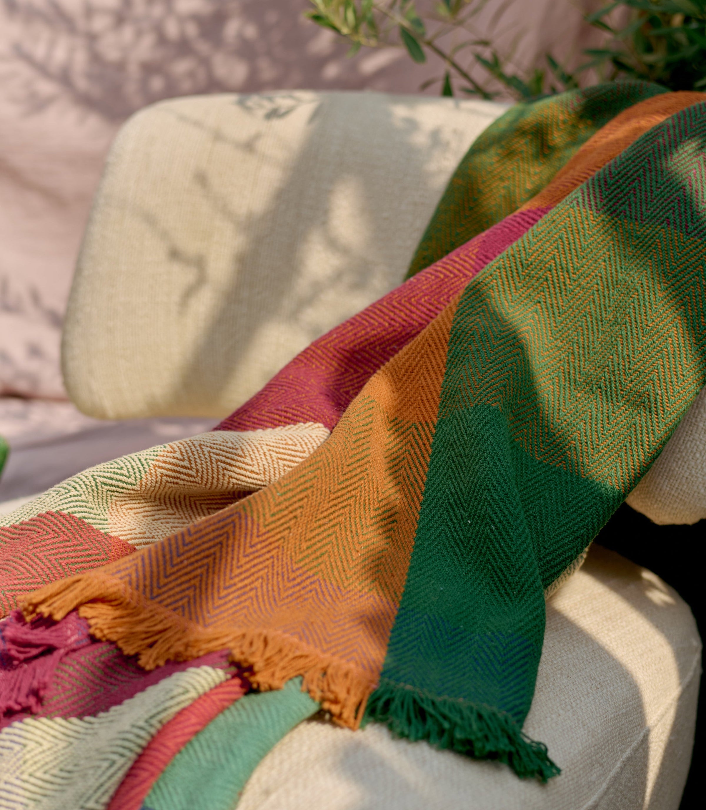 Le plaid Chiara offre un jeu de couleurs pétillant