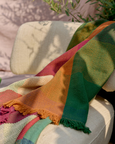 Le plaid Chiara offre un jeu de couleurs pétillant