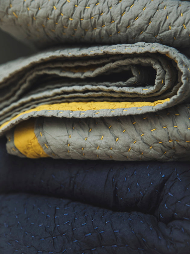 Linge de lit : couvre-lit avec surpiqure