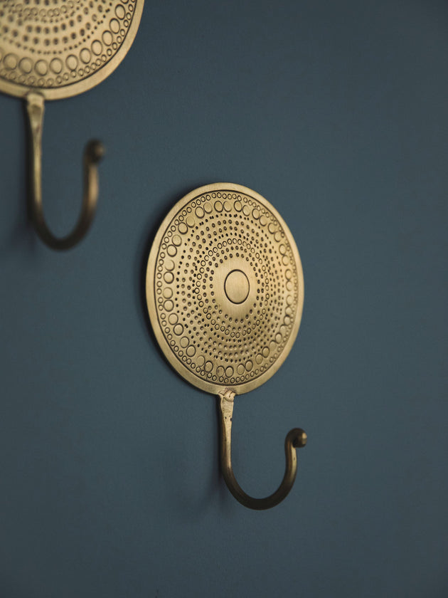 Patère ronde en laiton patiné Hamae