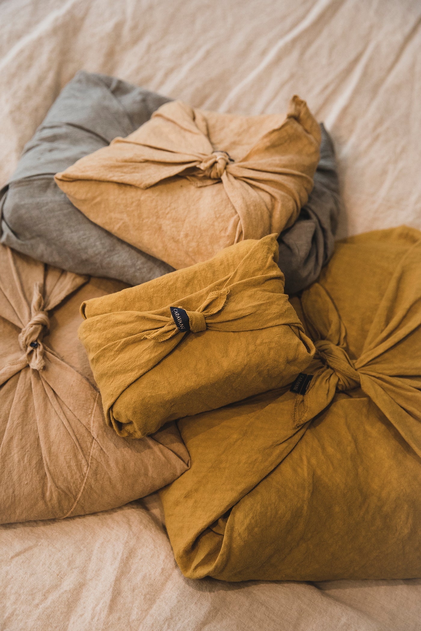 Literie emballée dans des Furoshiki avec le même tissu