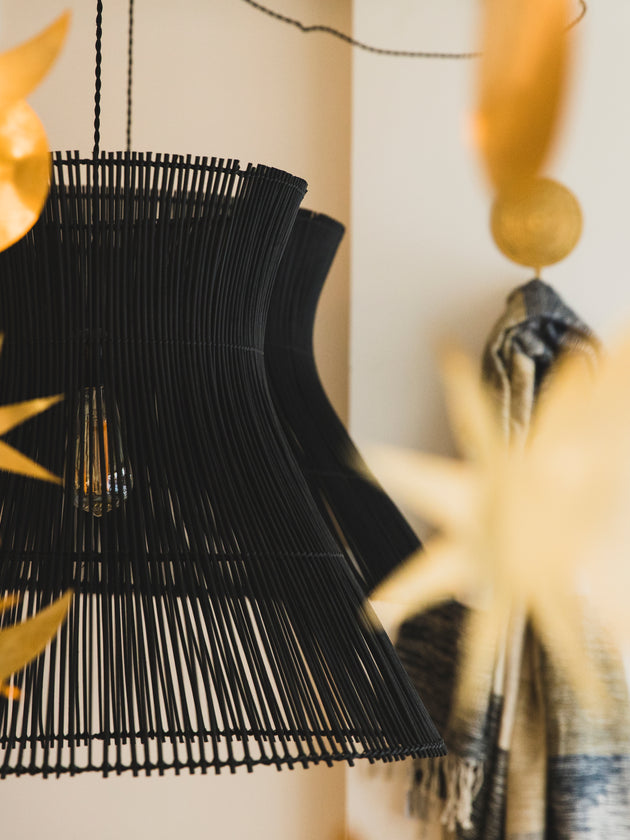 Deux grandes suspensions noires en rotin Halo