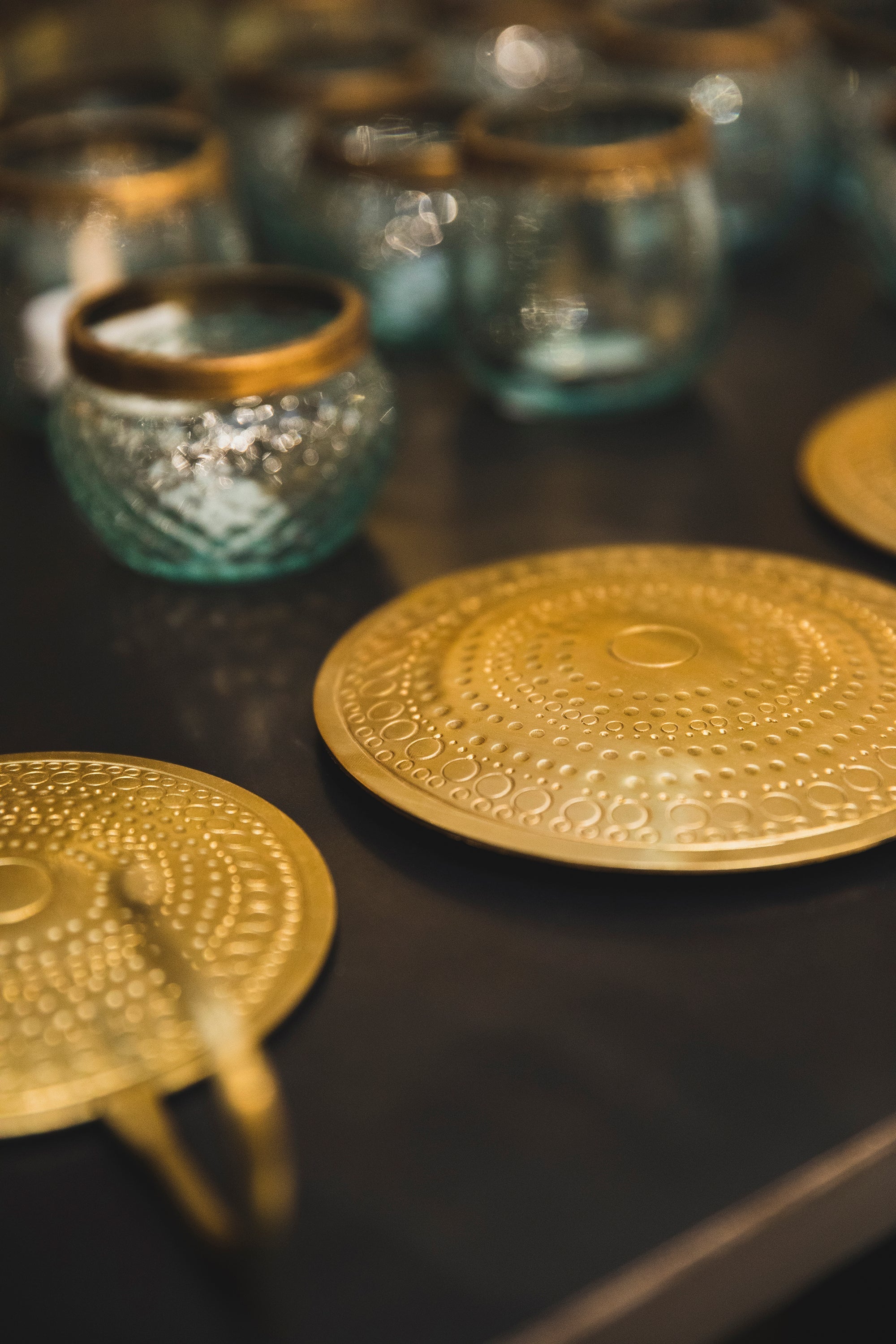 Détail des formes martelées sur la patère en laiton Hamae
