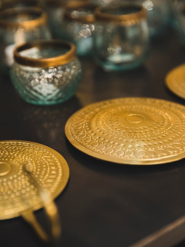 Détail des formes martelées sur la patère en laiton Hamae