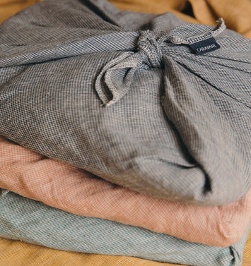 Linge de lit : drap plat emballé dans des Furoshikis dans le même tissu