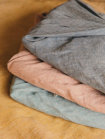 Drap plat emballé dans des Furoshikis dans le même tissu coloré