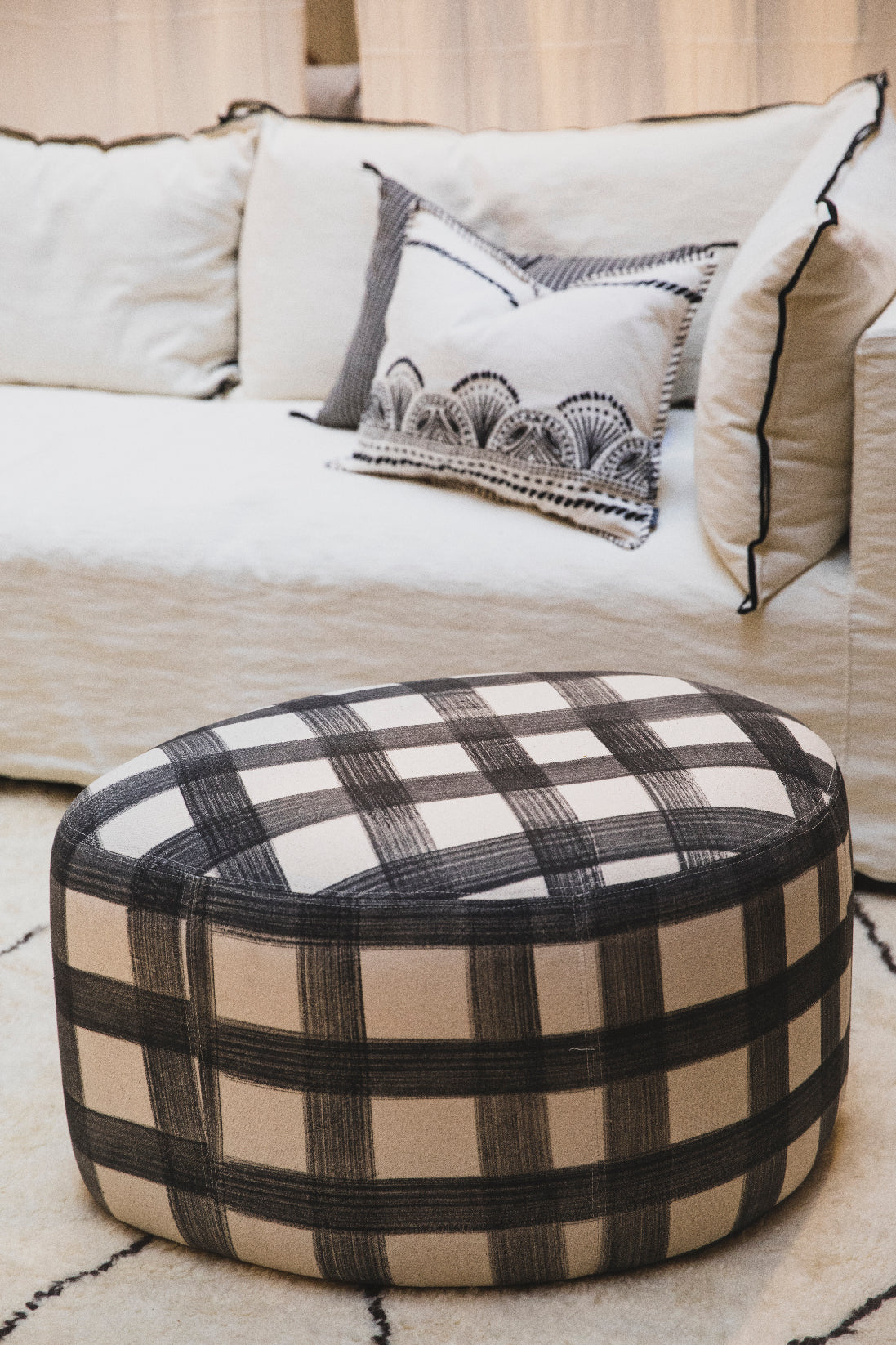Petit pouf rond au design organique