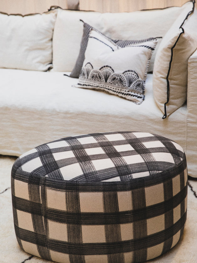 Petit pouf rond au design organique