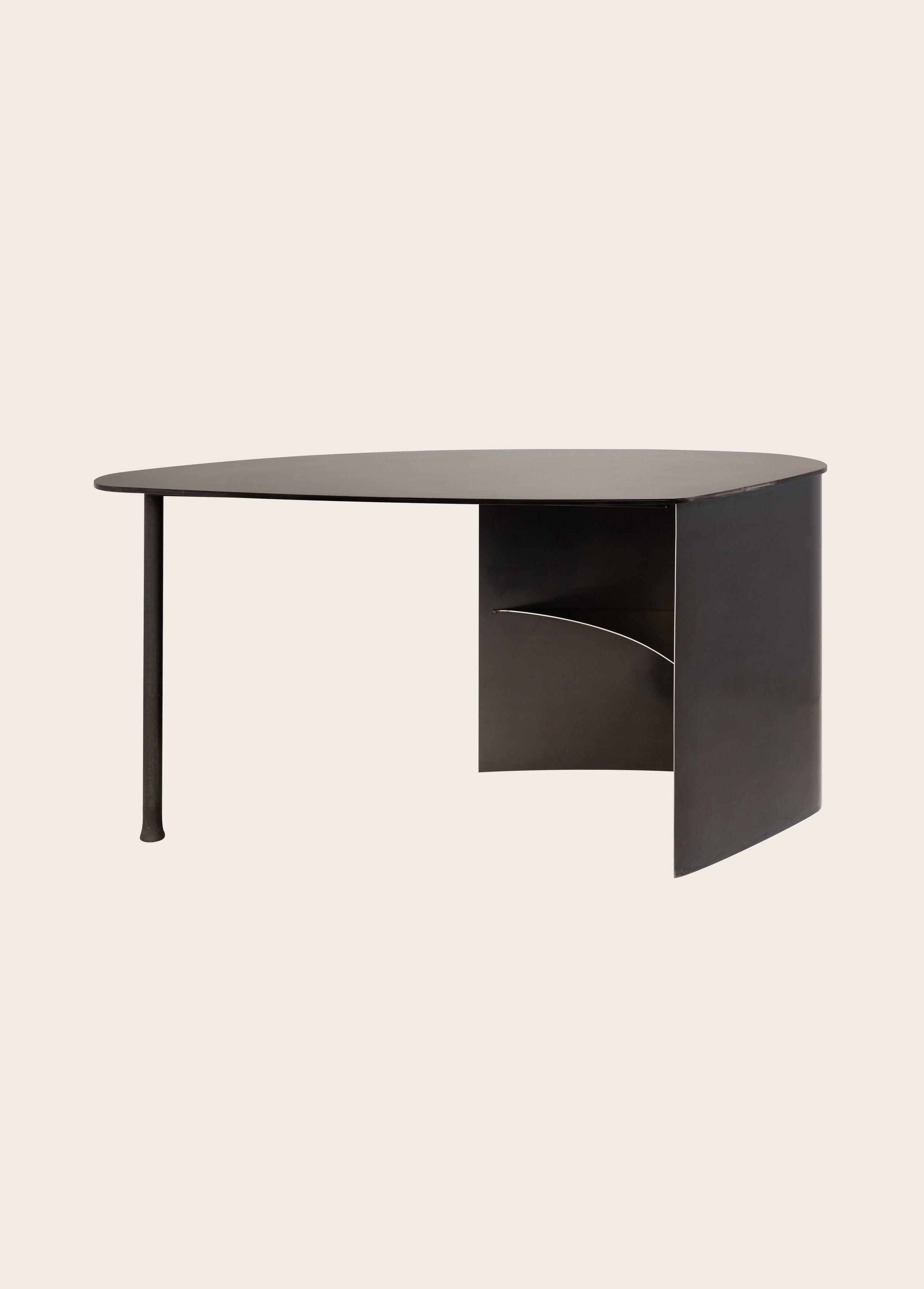 Bureau noir d'appartement en acier brut aux courbes inédites