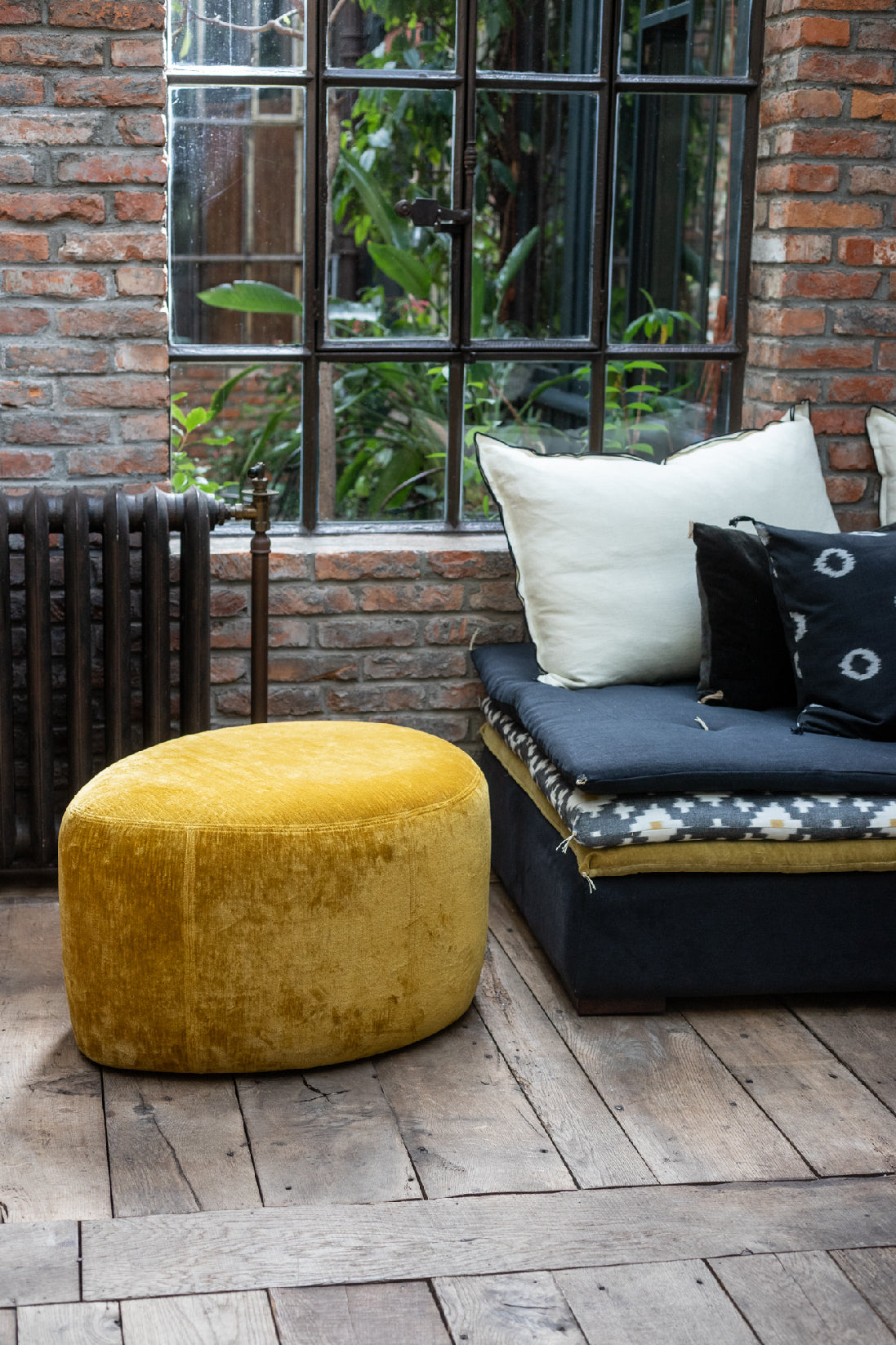 Petit pouf rond au design organique