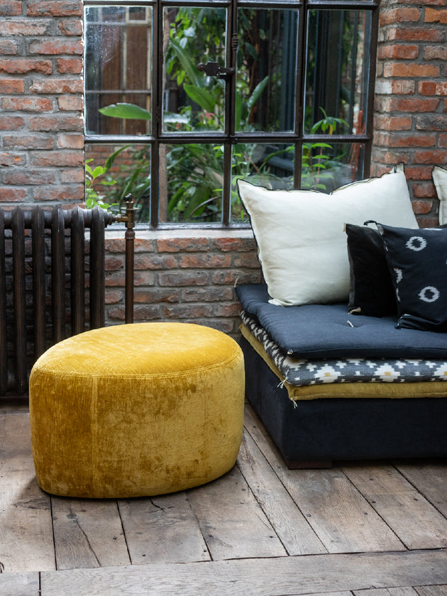 Petit pouf rond au design organique