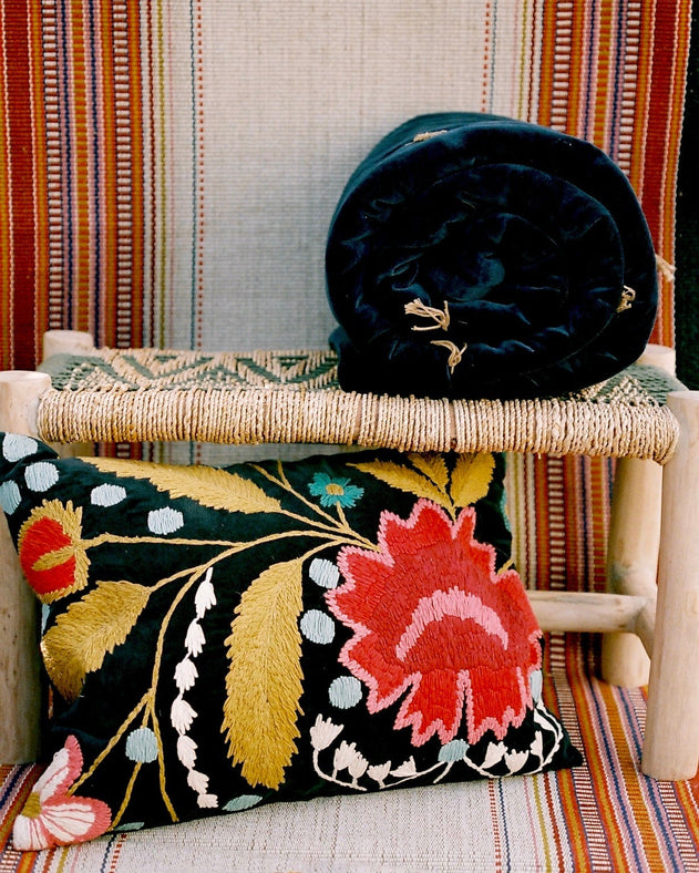 Housse de coussin Mysore en velours brodé et aux motifs fleuris