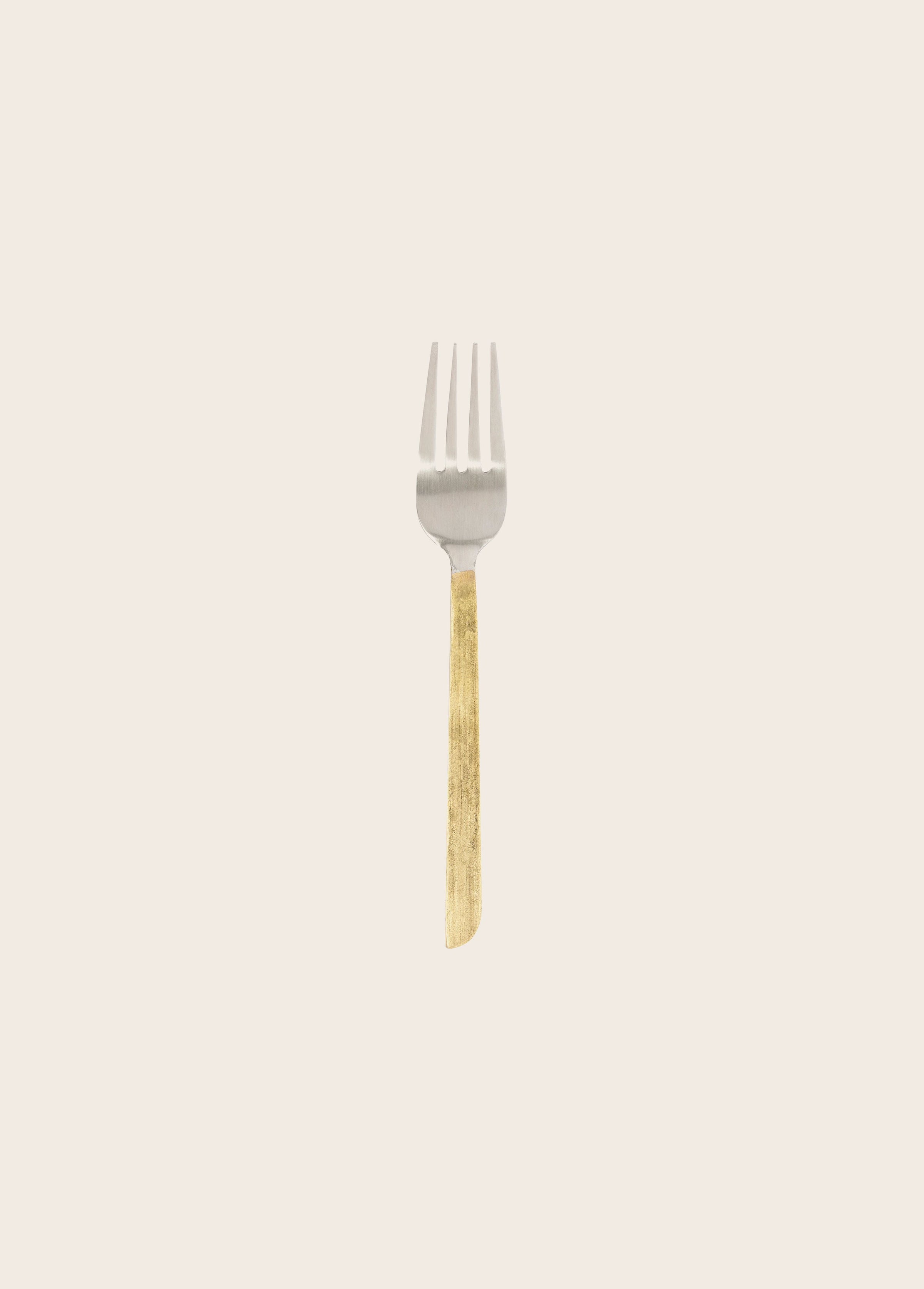Fourchette en acier avec un manche doré