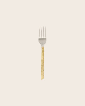 Fourchette en acier avec un manche doré