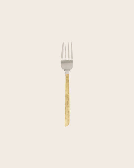 Fourchette en acier avec un manche doré