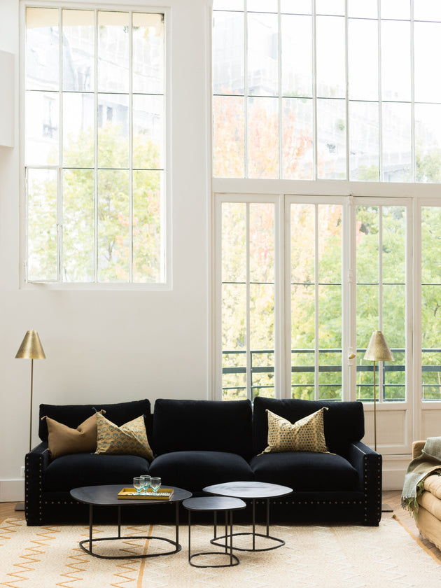 Trois tables basses en acier brut Ame dans un salon élégant