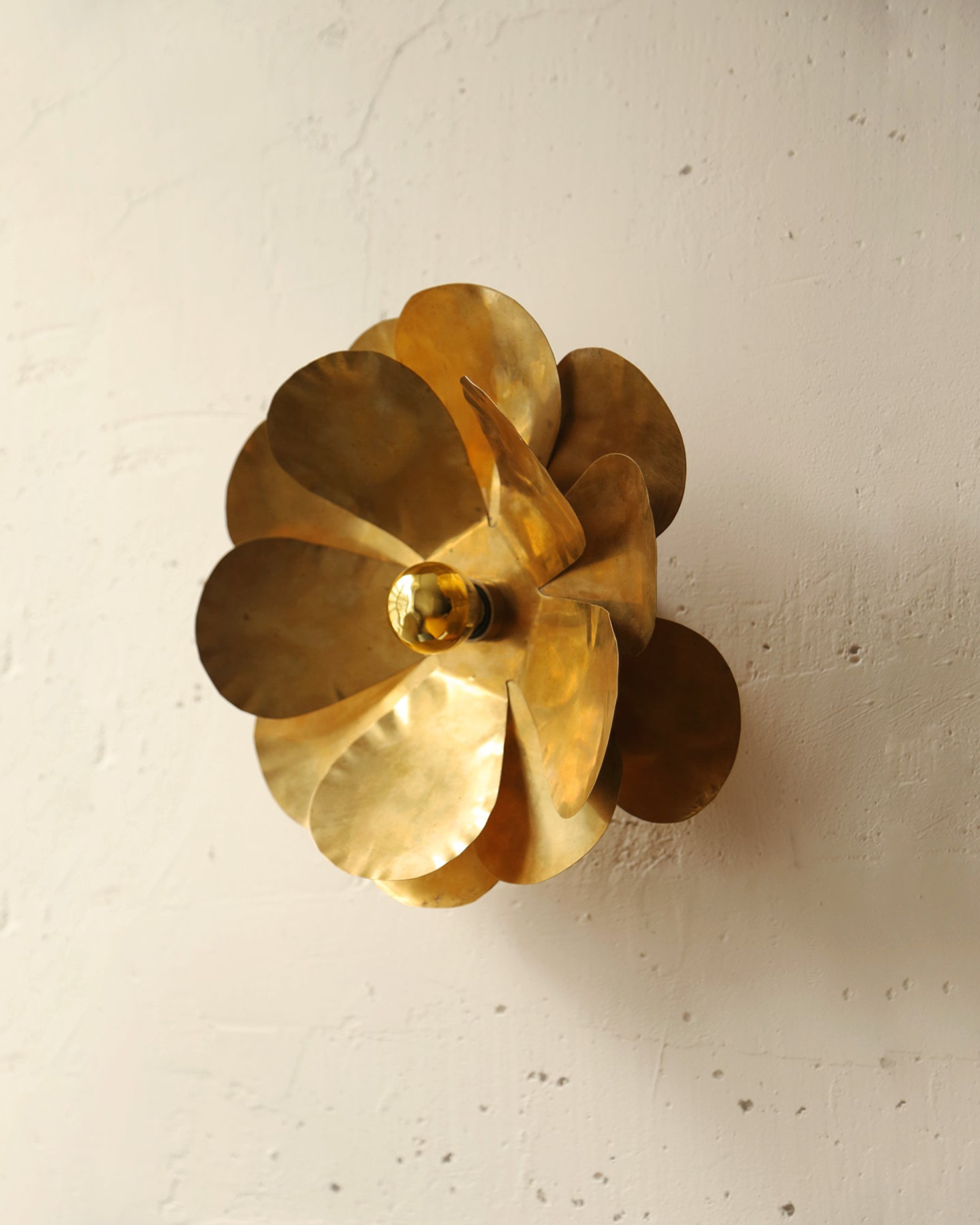 Luminaire doré avec son ampoule dorée qui diffuse une lumière chaude
