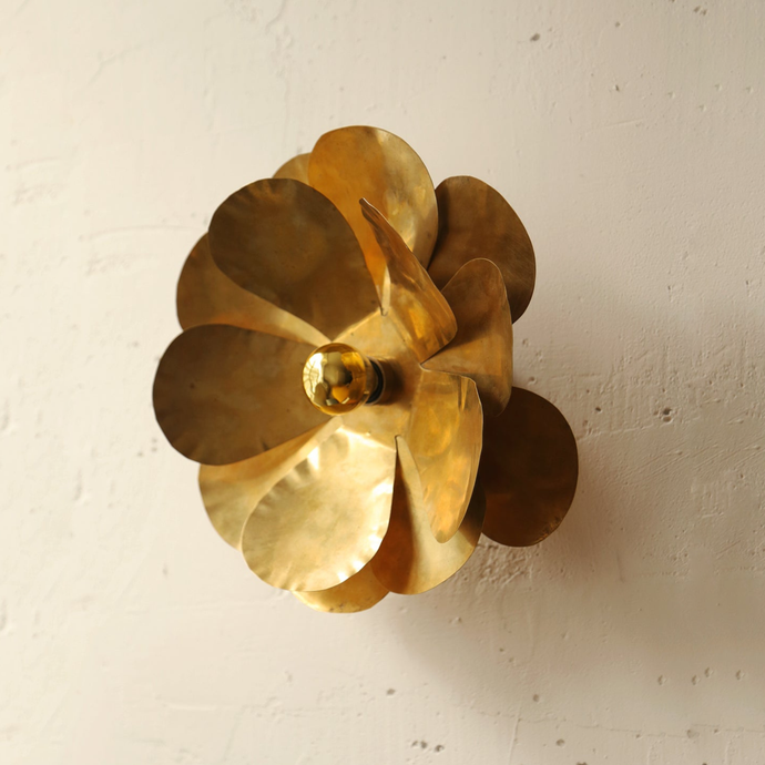 Luminaire doré avec son ampoule dorée qui diffuse une lumière chaude