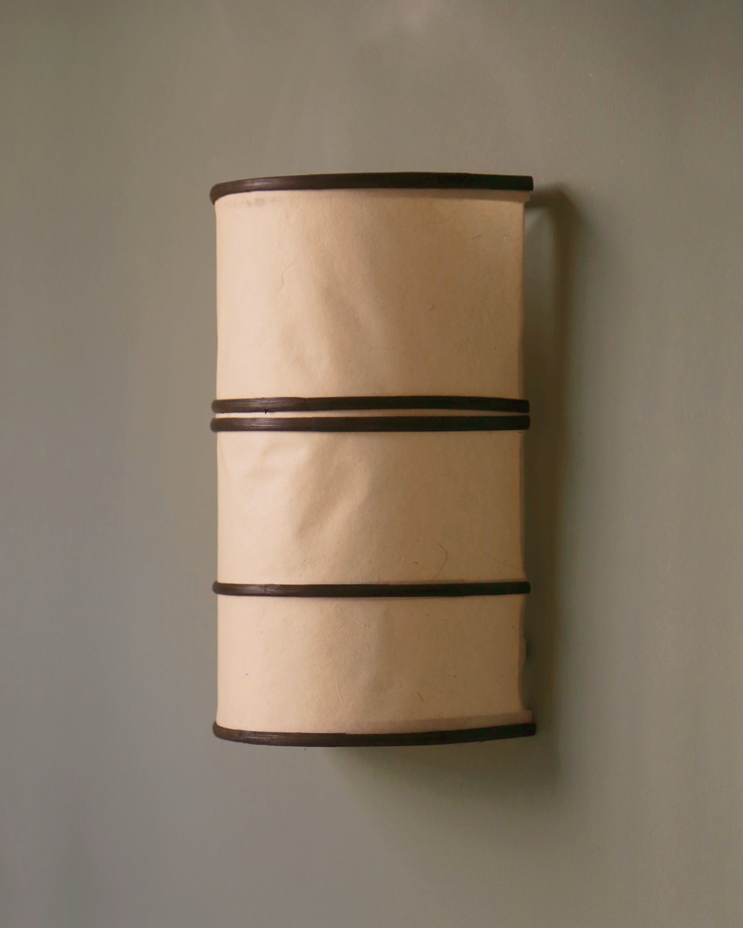 Applique en bambou de couleur noire à accrocher au mur