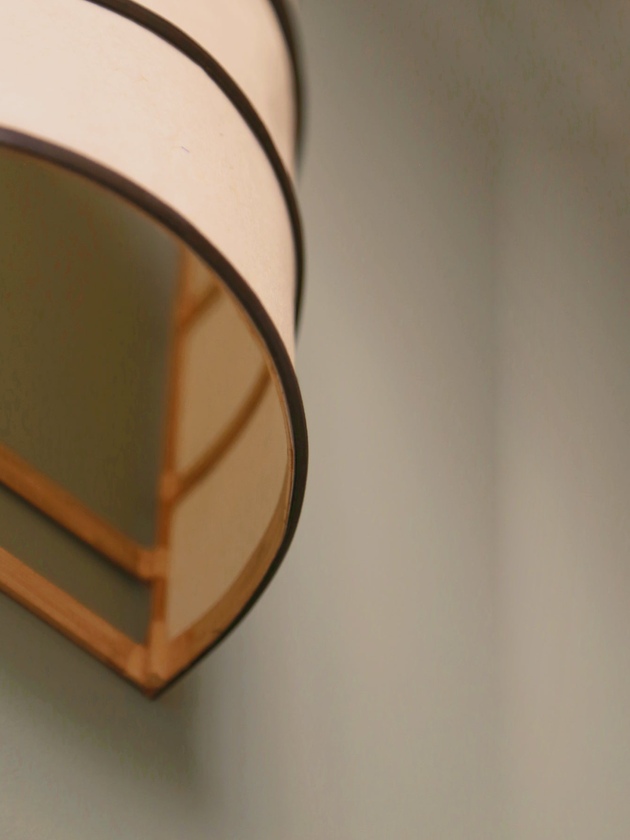 Applique en bambou de couleur noire à accrocher au mur