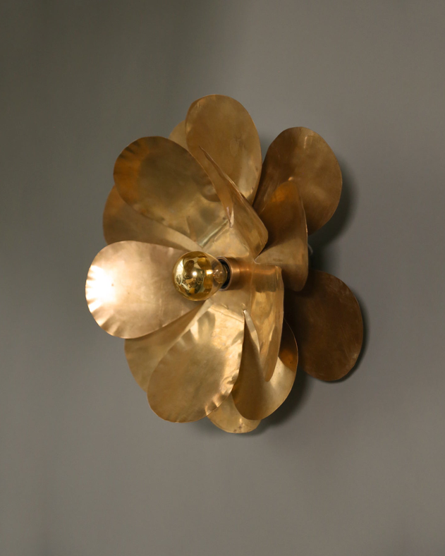 Luminaire doré avec son ampoule dorée qui diffuse une lumière chaude