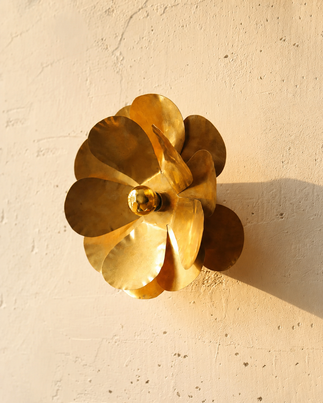 Luminaire doré avec son ampoule dorée qui diffuse une lumière chaude