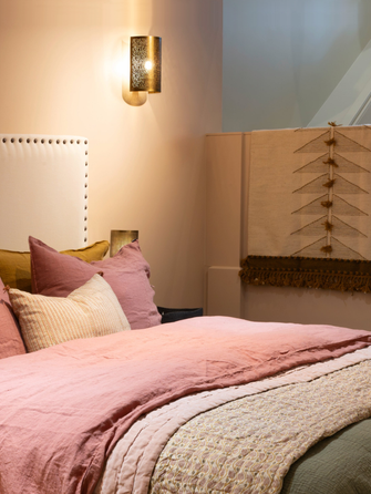 Luminaire : abat-jour cylindrique blanc avec des contours noirs