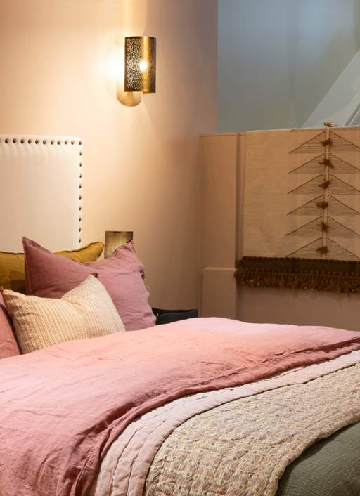 Luminaire : abat-jour cylindrique blanc avec des contours noirs