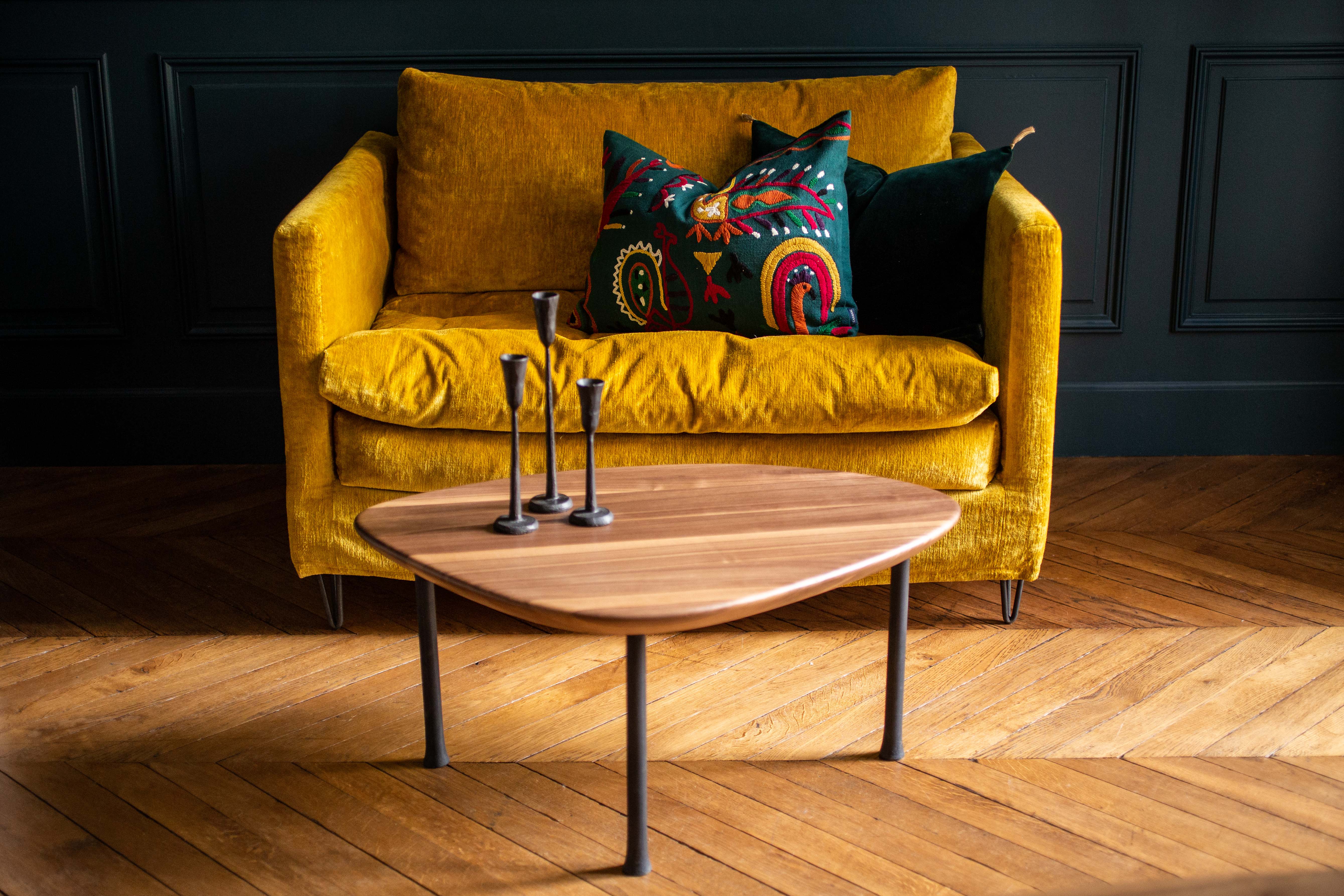 Salon : fauteuil en velours jaune pour 2 personnes très confortable