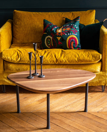 Salon : fauteuil en velours jaune pour 2 personnes très confortable