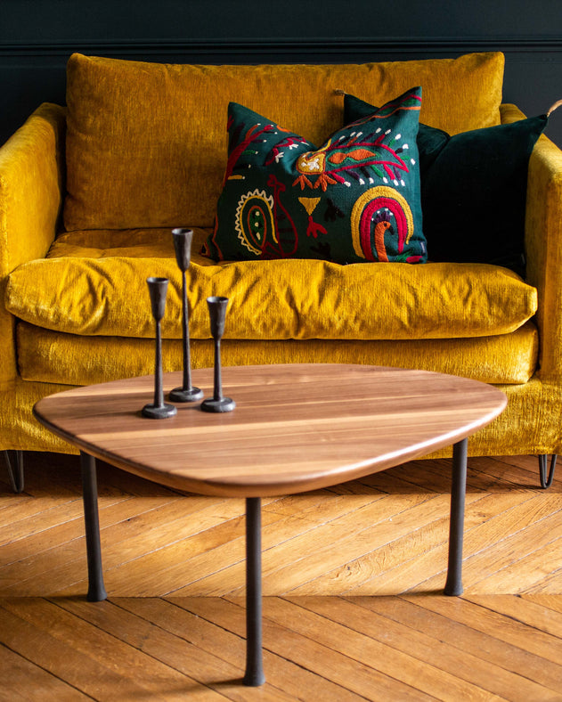 Salon : fauteuil en velours jaune pour 2 personnes très confortable
