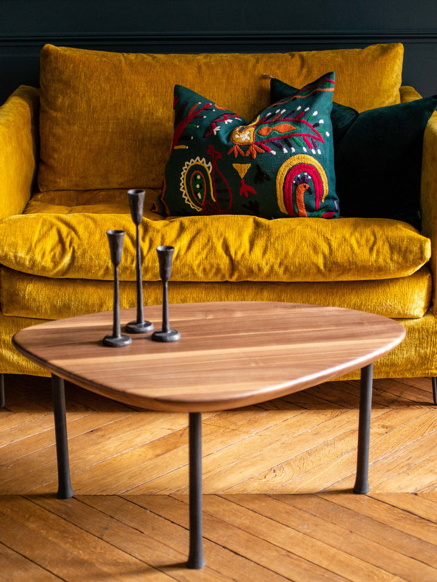 Salon : fauteuil en velours jaune pour 2 personnes très confortable