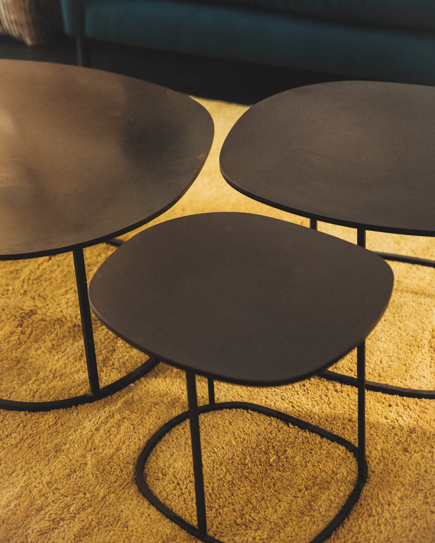 Détail des tables basses Ame en acier brut