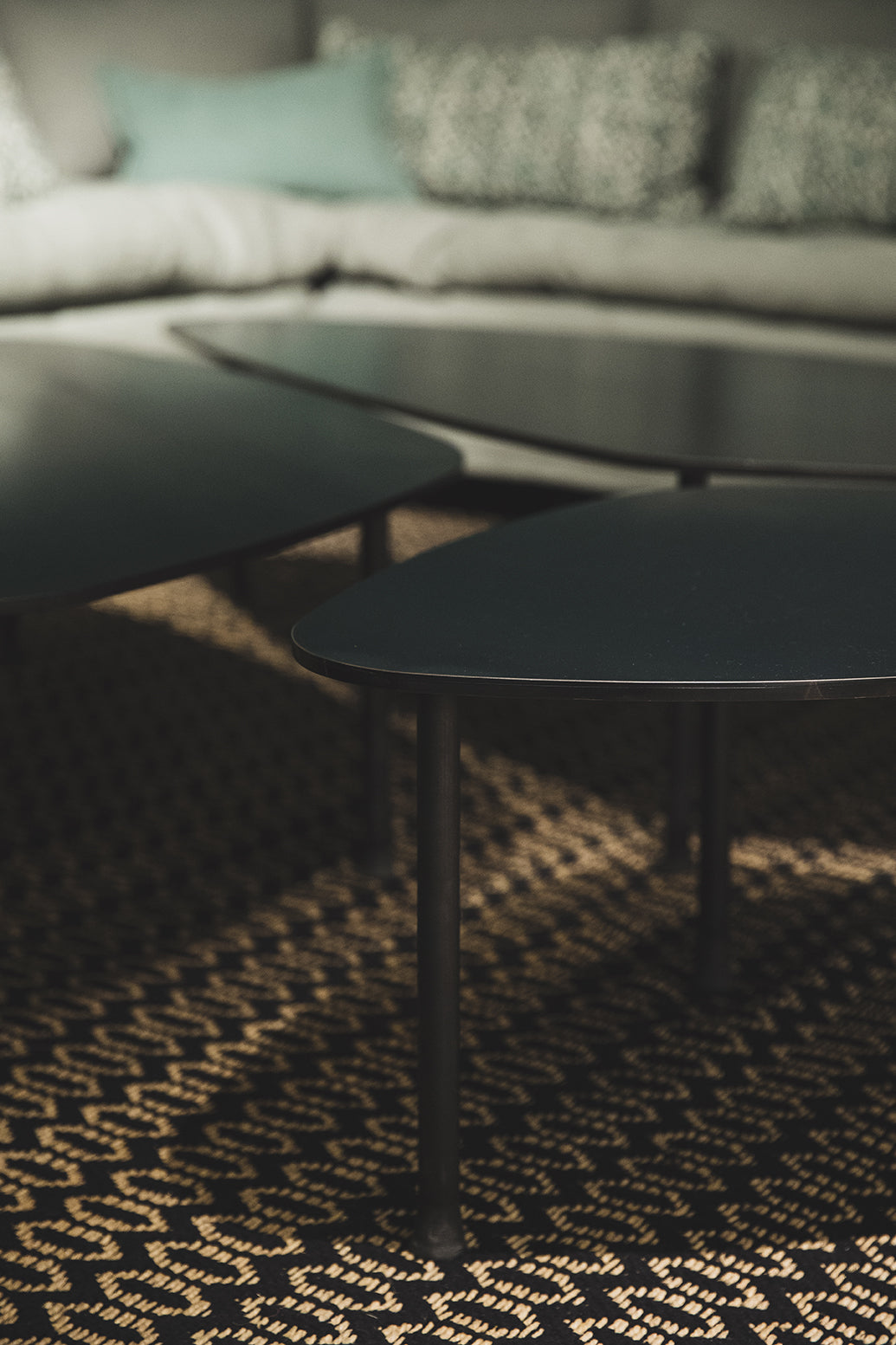 Composition de trois tables basses élégantes en acier brut noir Atoll