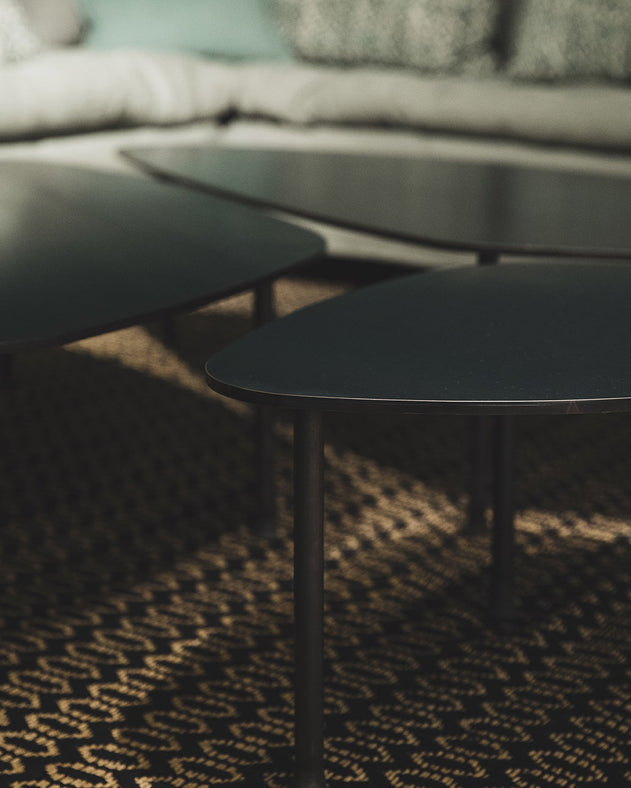 Composition de trois tables basses élégantes en acier brut noir Atoll